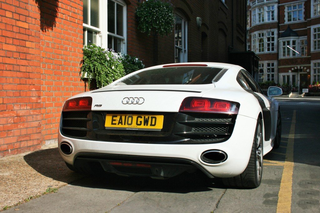 2678351880AUDIR8V10.jpg