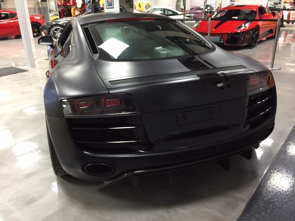 2718041847AUDIR8V10.jpg