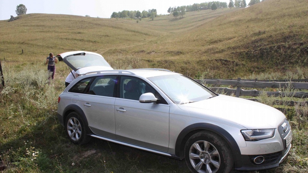 275377443AUDIA4ALLROAD.jpg