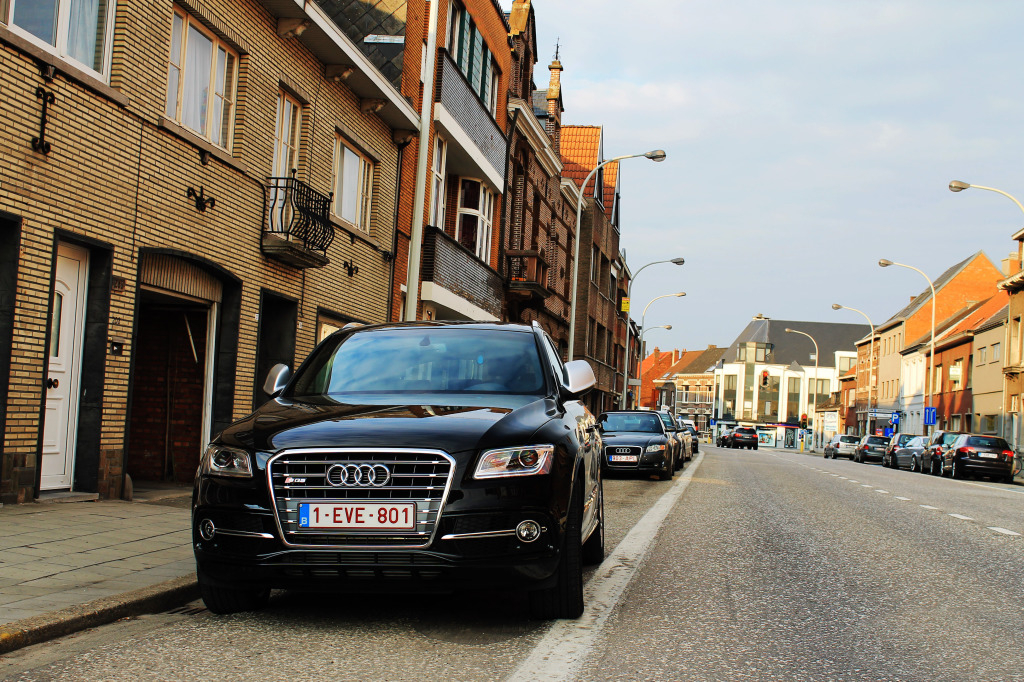 286904AUDISQ5382.jpg