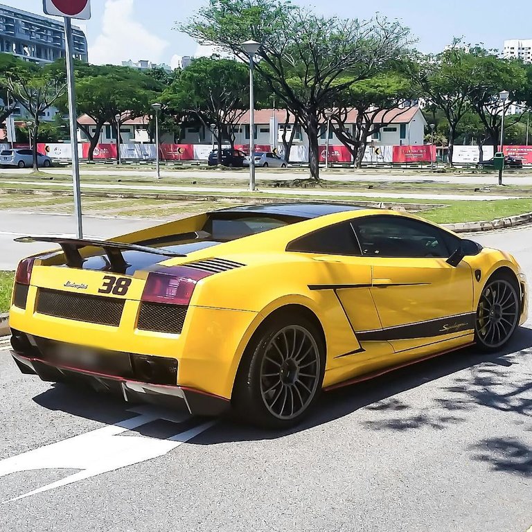 288050968LAMBORGHINI570.jpg