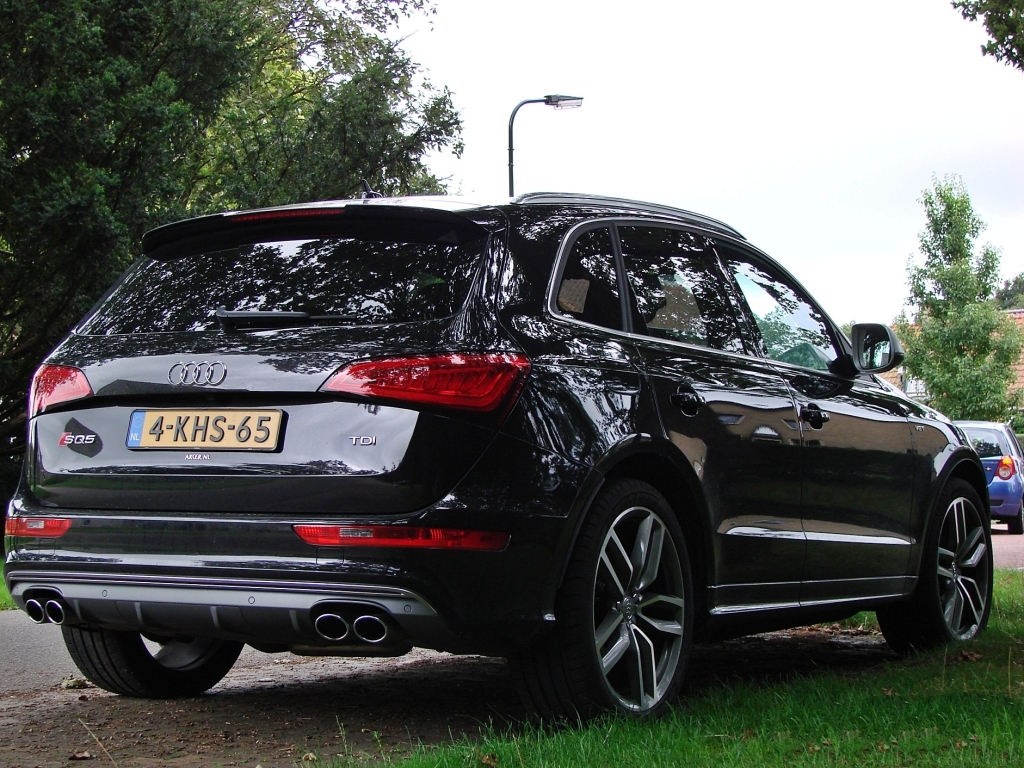 292267AUDISQ5870.jpg