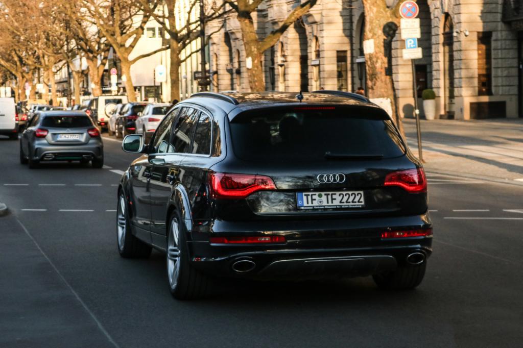 2929022174AUDIQ7V12.jpg