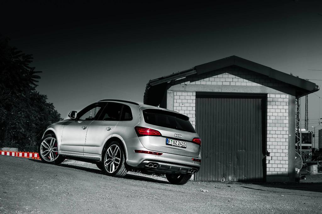 294406AUDISQ51703.jpg