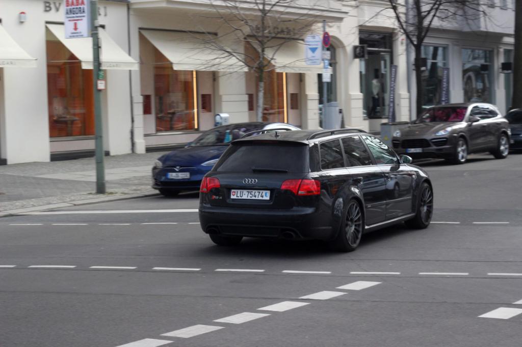 294670AUDIRS43177.jpg