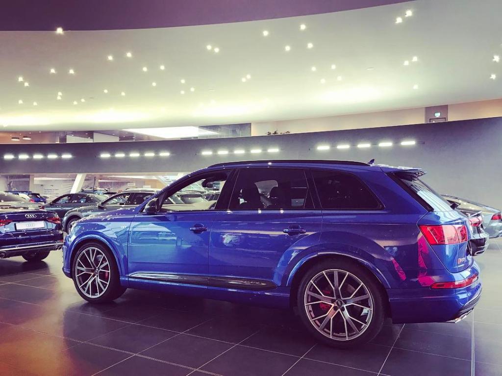 295509AUDISQ70758.jpg