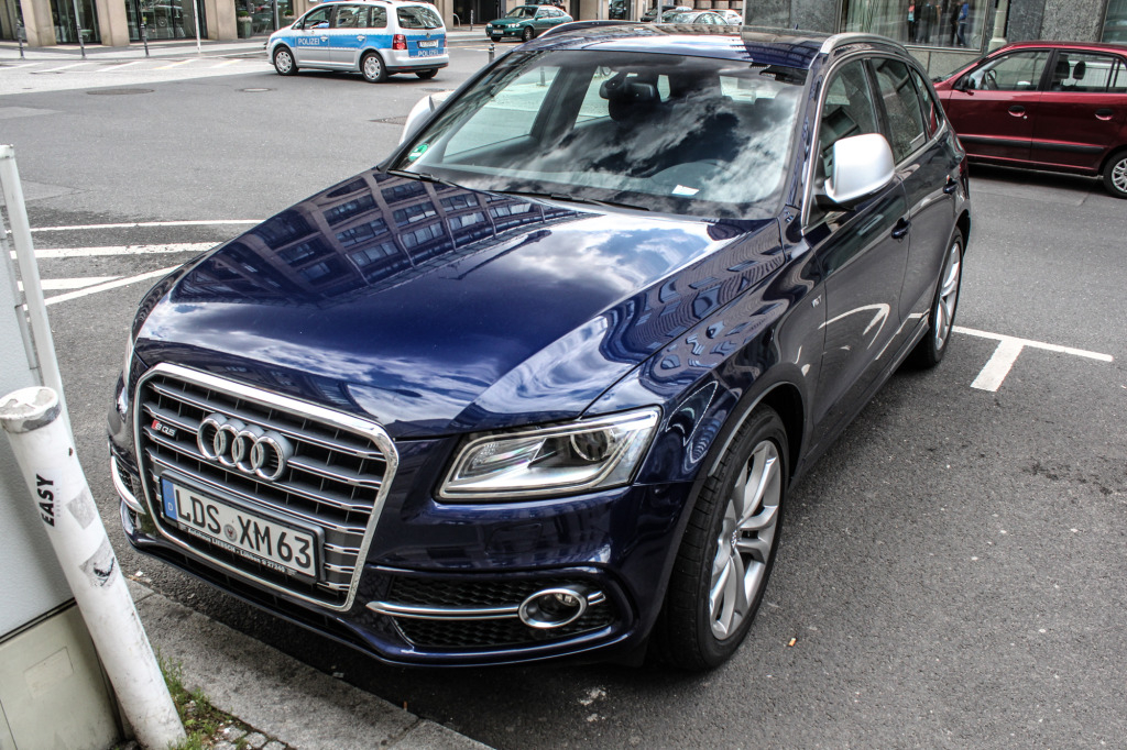 298731AUDISQ51110.jpg