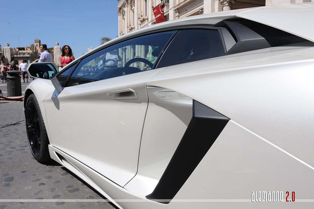 303564041LAMBORGHINIAVENTADORESQUIROU.jpg