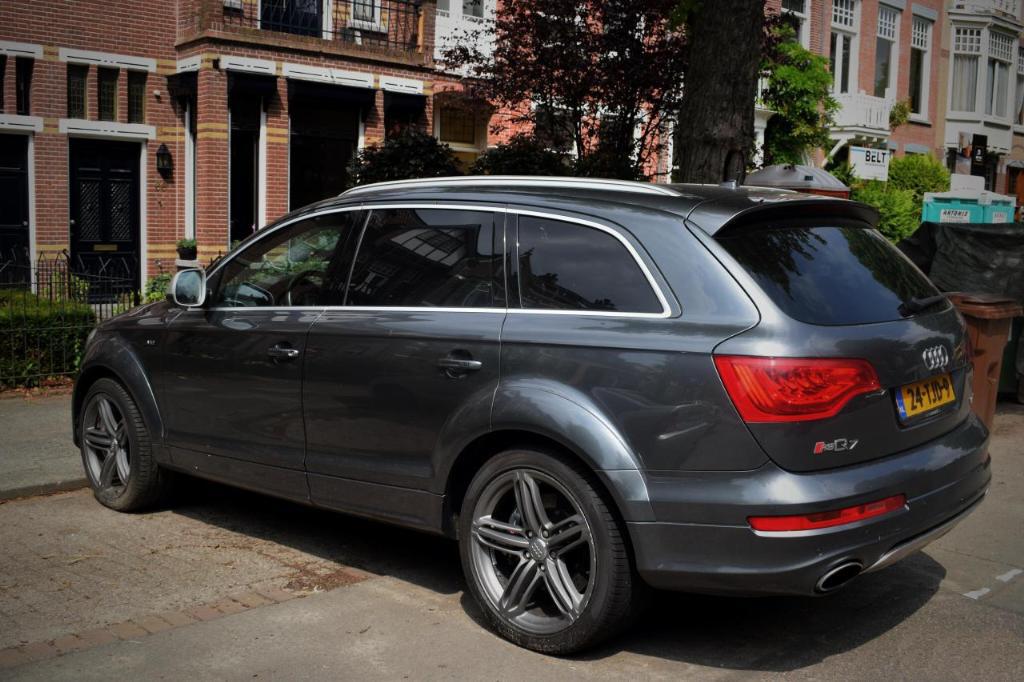 3038532207AUDIQ7V12.jpg