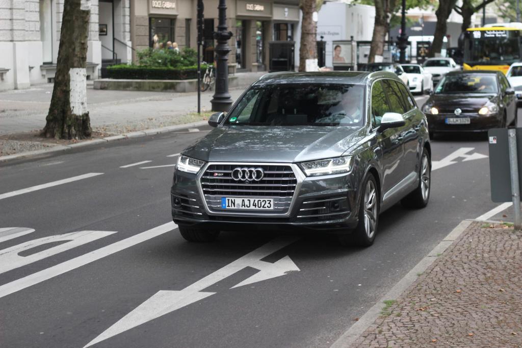 316796AUDISQ70258.jpg