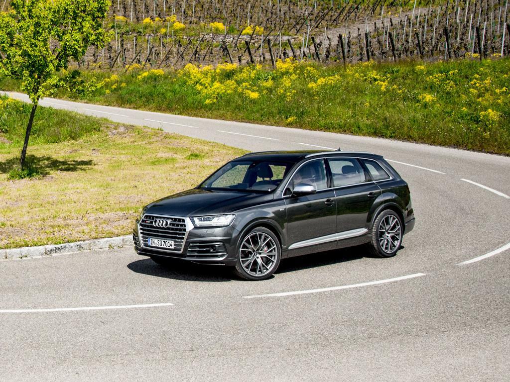 318443AUDISQ70123.jpg
