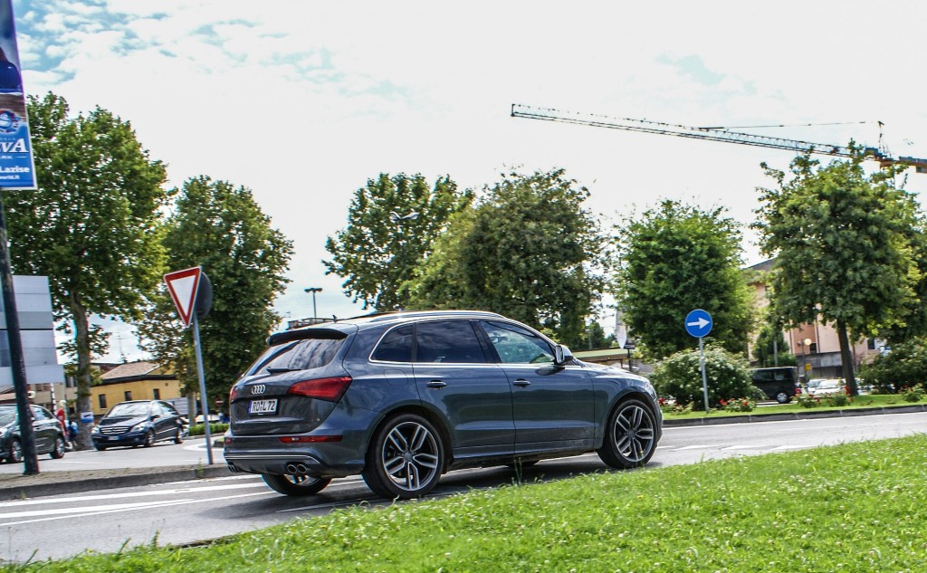 320648AUDISQ51471.jpg