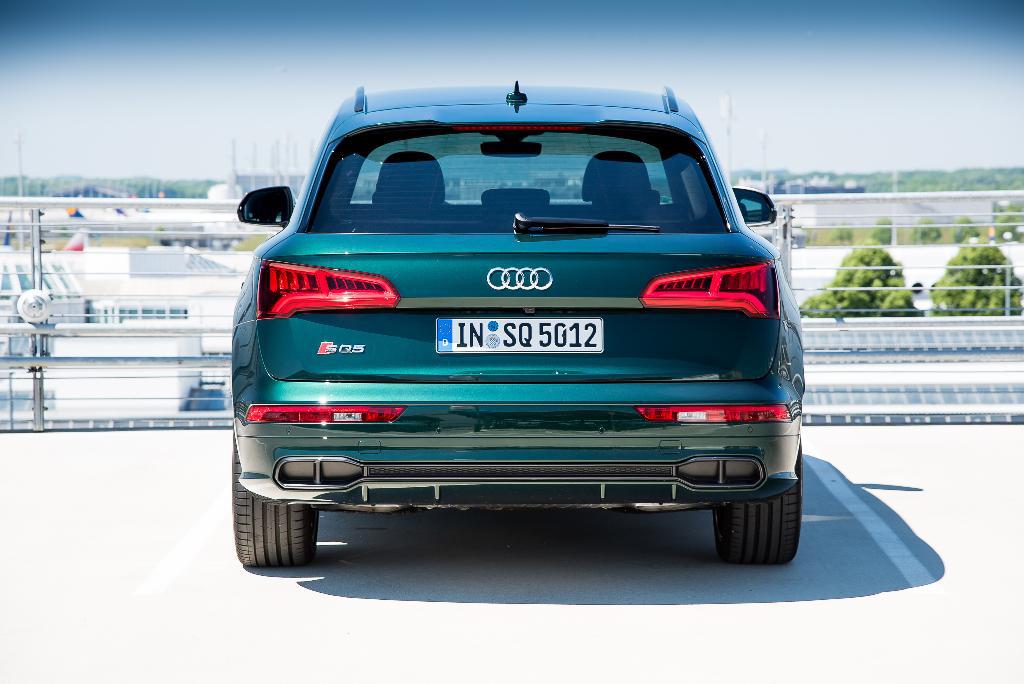 323561AUDISQ5B90135.jpg