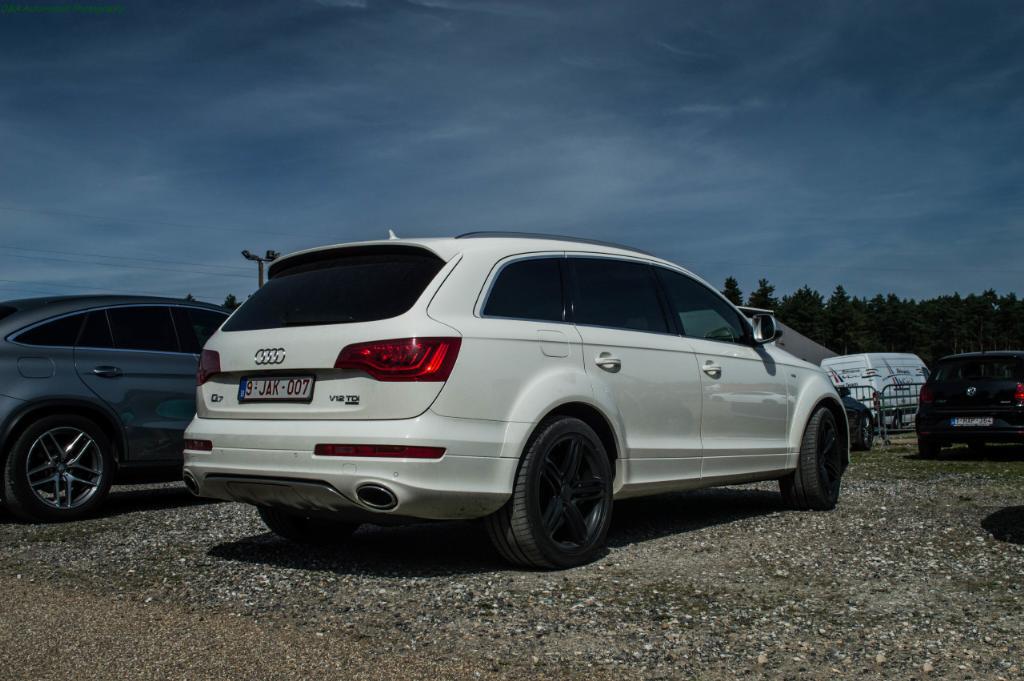3252052164AUDIQ7V12.jpg