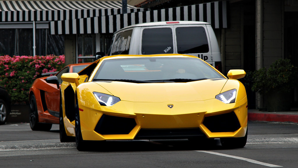 325330425LAMBORGHINIAVENTADORESQUIROU.jpg
