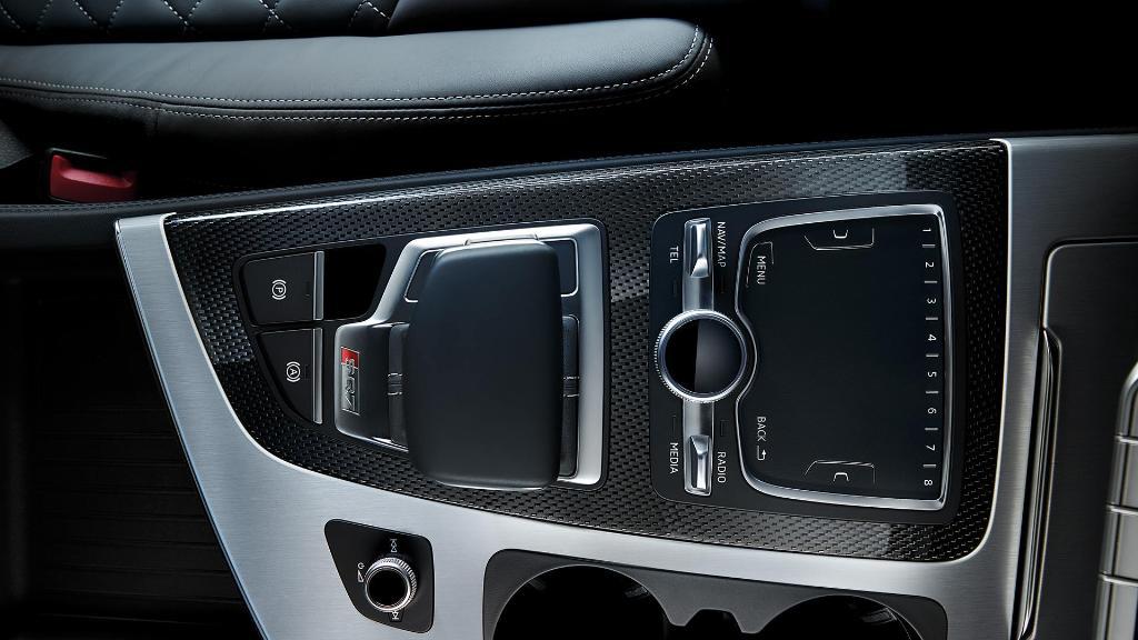 332989AUDISQ70052.jpg