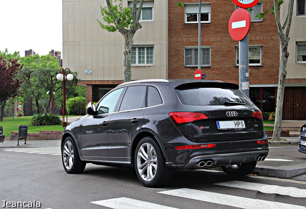 334145AUDISQ5526.jpg