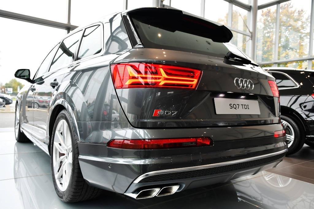 334175AUDISQ70386.jpg