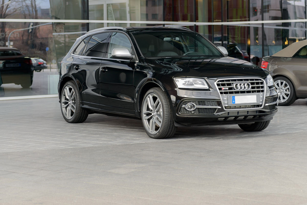 340668AUDISQ5235.jpg
