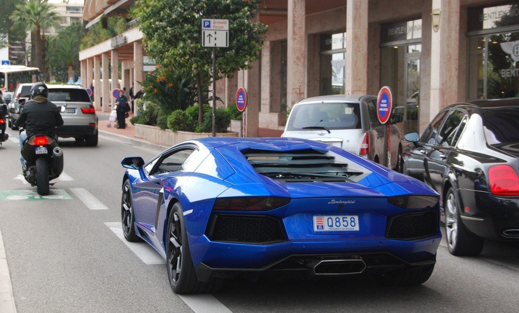 340836459LAMBORGHINIAVENTADORESQUIROU.jpg