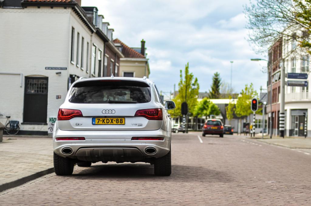 3521172157AUDIQ7V12.jpg