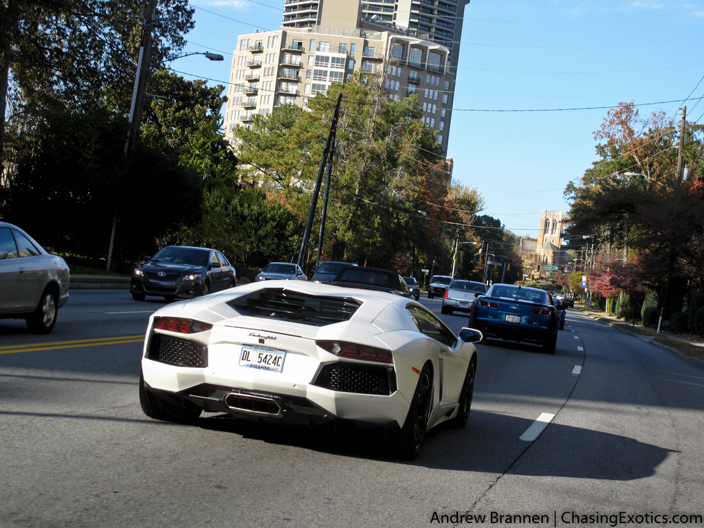 356009047LAMBORGHINIAVENTADORESQUIROU.jpg