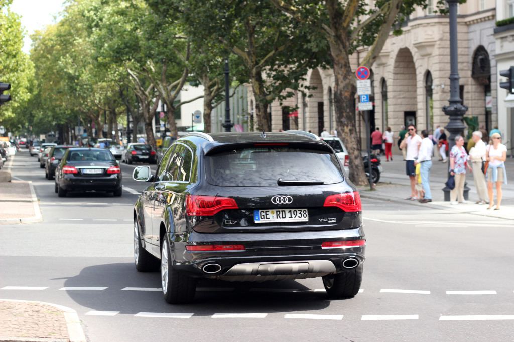 364590946Q7V12.jpg
