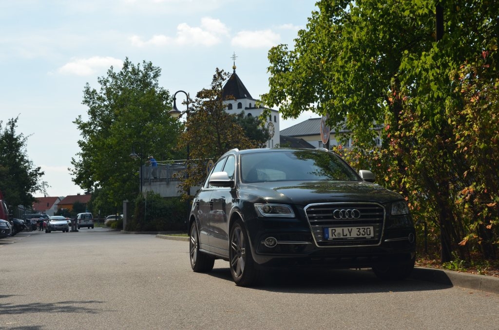 369605AUDISQ5875.jpg