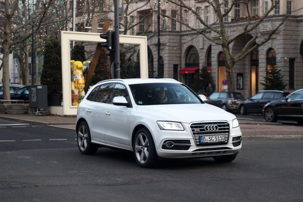 370664AUDISQ5916.jpg