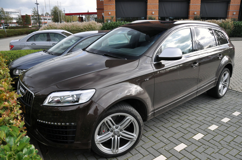 372869998Q7V12.jpg