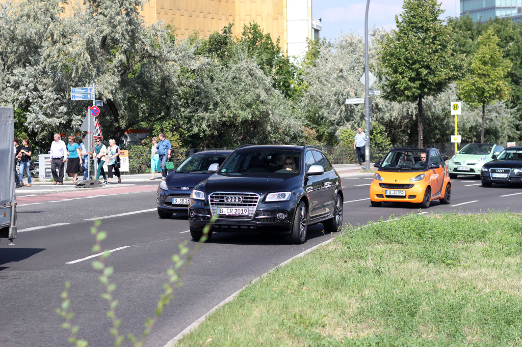 376079AUDISQ5790.jpg