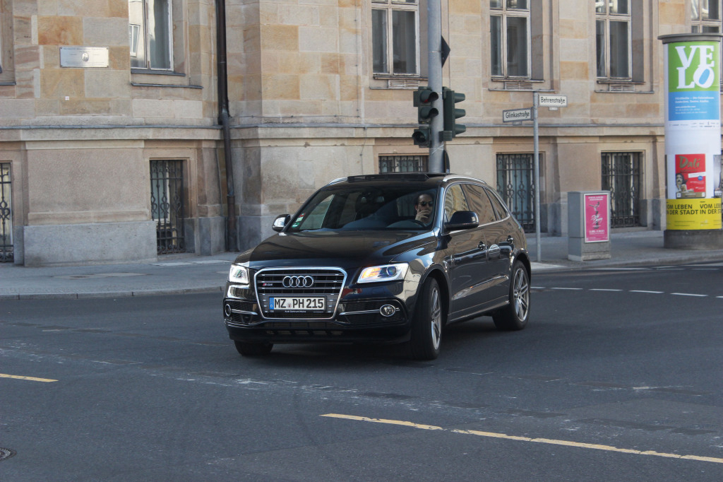 382859AUDISQ51048.jpg