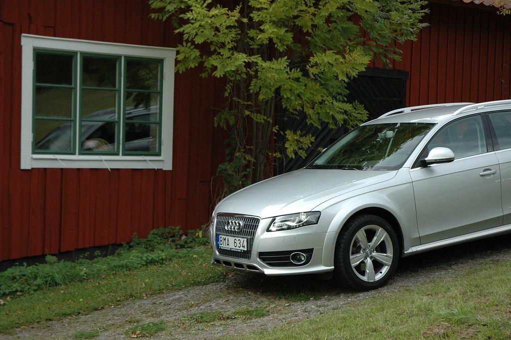 382961670AUDIA4ALLROAD.jpg