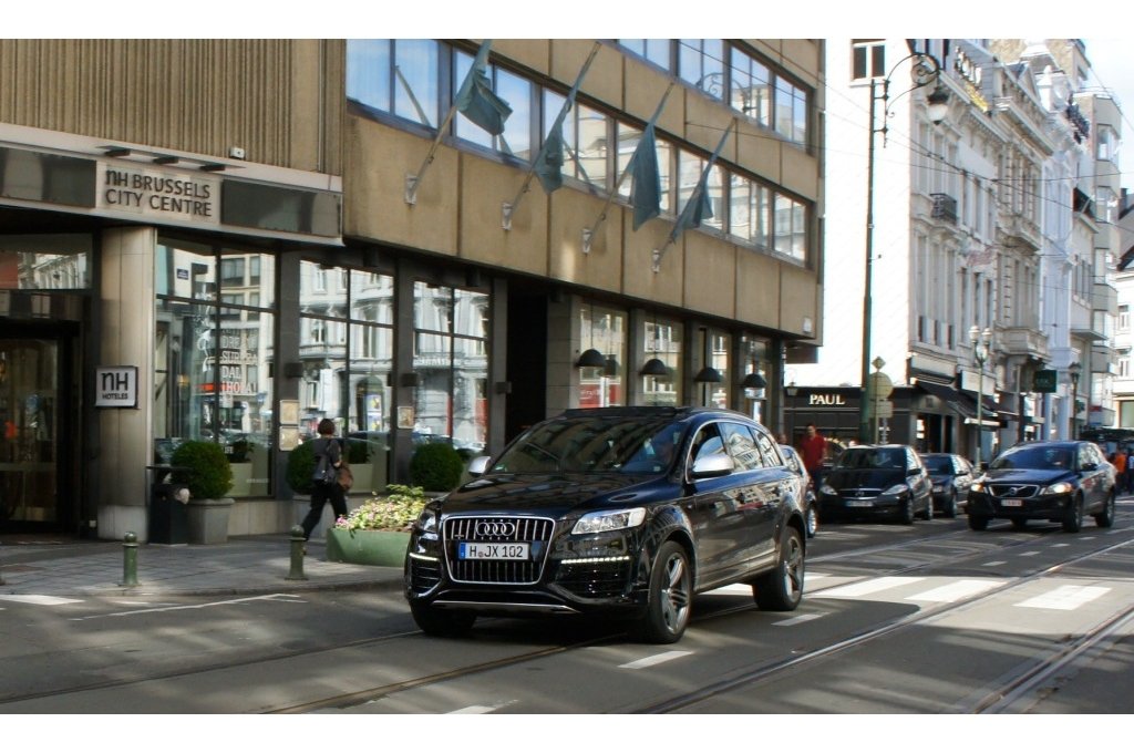 383099454Q7V12.jpg