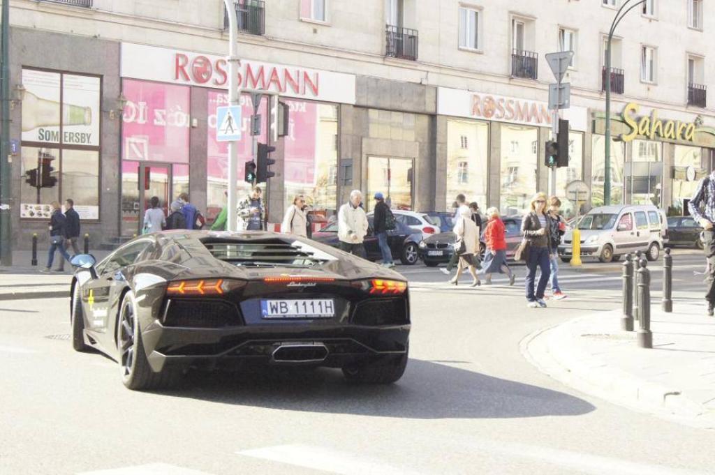 388303960LAMBORGHINIAVENTADOR.jpg