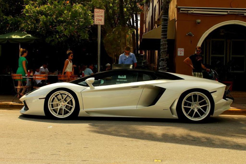 390767718LAMBORGHINIAVENTADOR.jpg