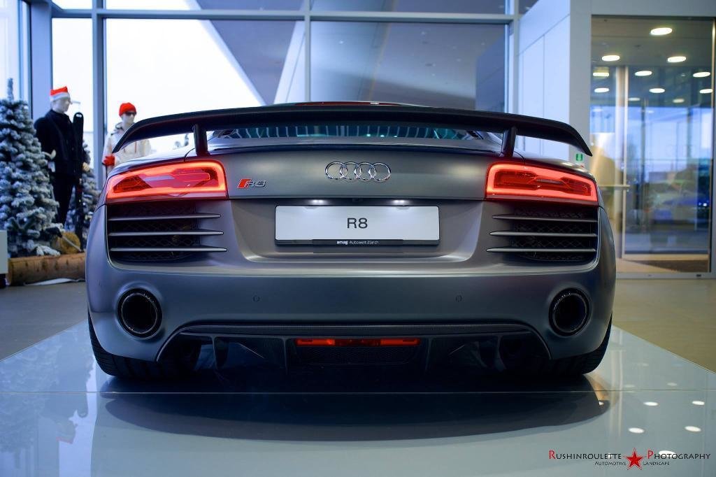 3914141820AUDIR8V10.jpg