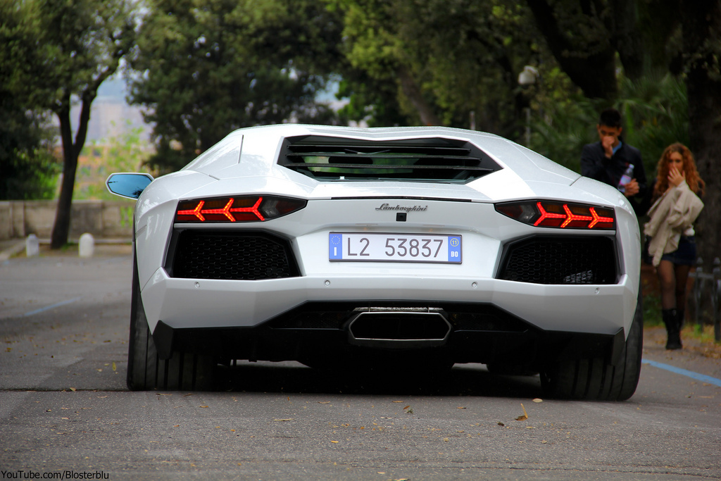 391685033LAMBORGHINIAVENTADORESQUIROU.jpg