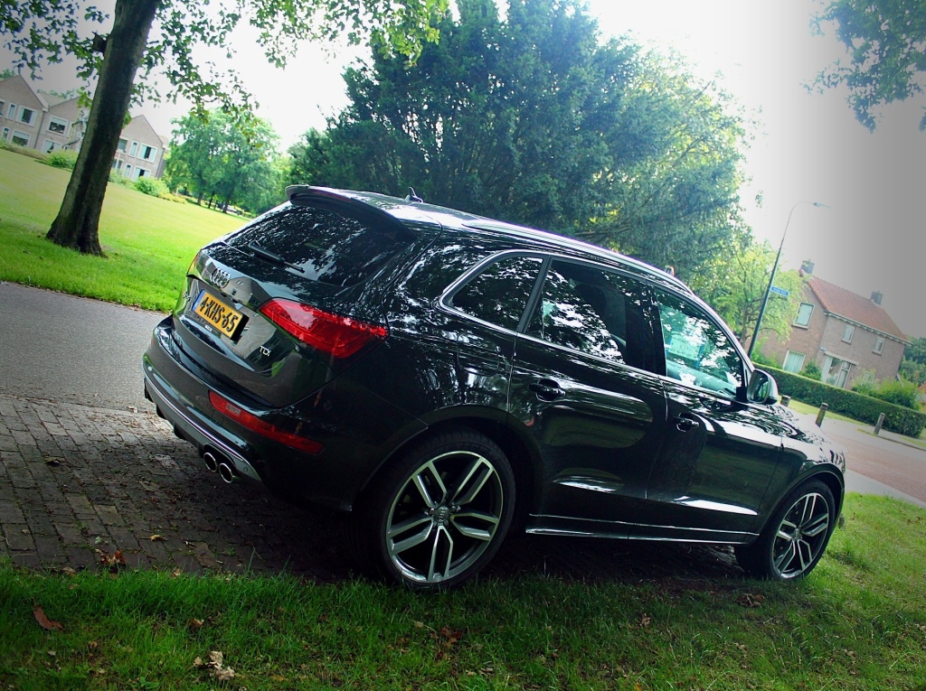 406341AUDISQ5807.jpg