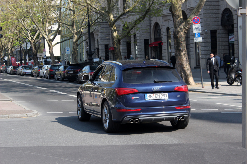 407882AUDISQ51101.jpg