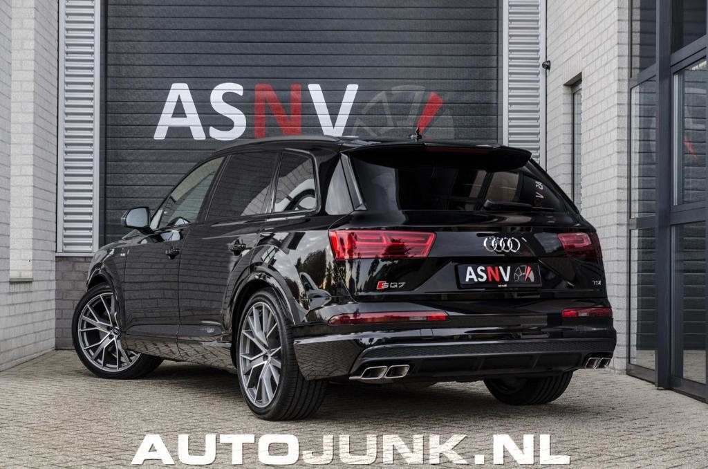 411425AUDISQ70408.jpg