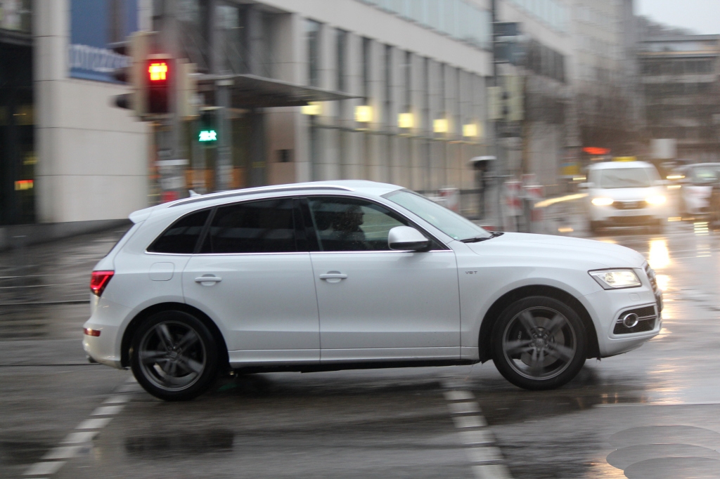 418002AUDISQ5997.jpg