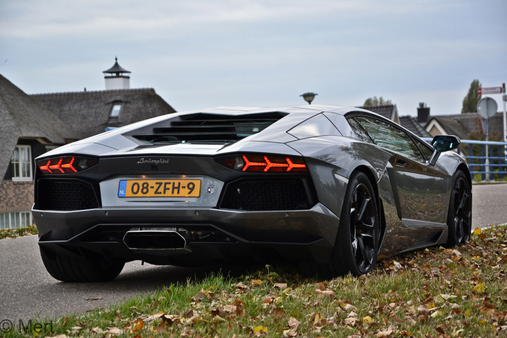 431414642LAMBORGHINIAVENTADORESQUIROU.jpg