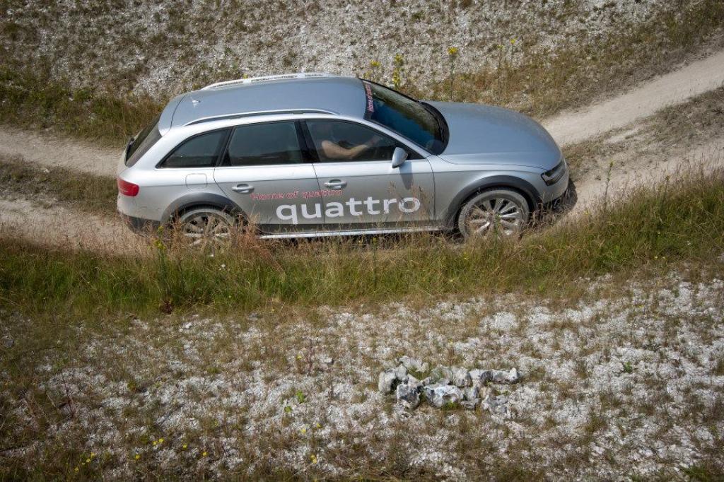 437063650AUDIA4ALLROAD.jpg