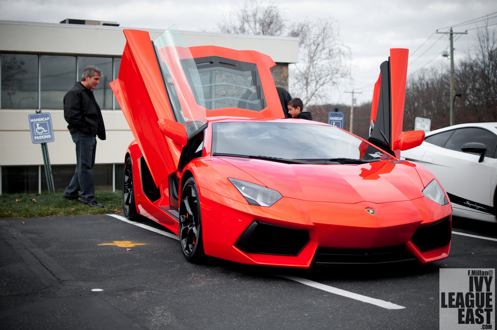 440135102LAMBORGHINIAVENTADORESQUIROU.jpg
