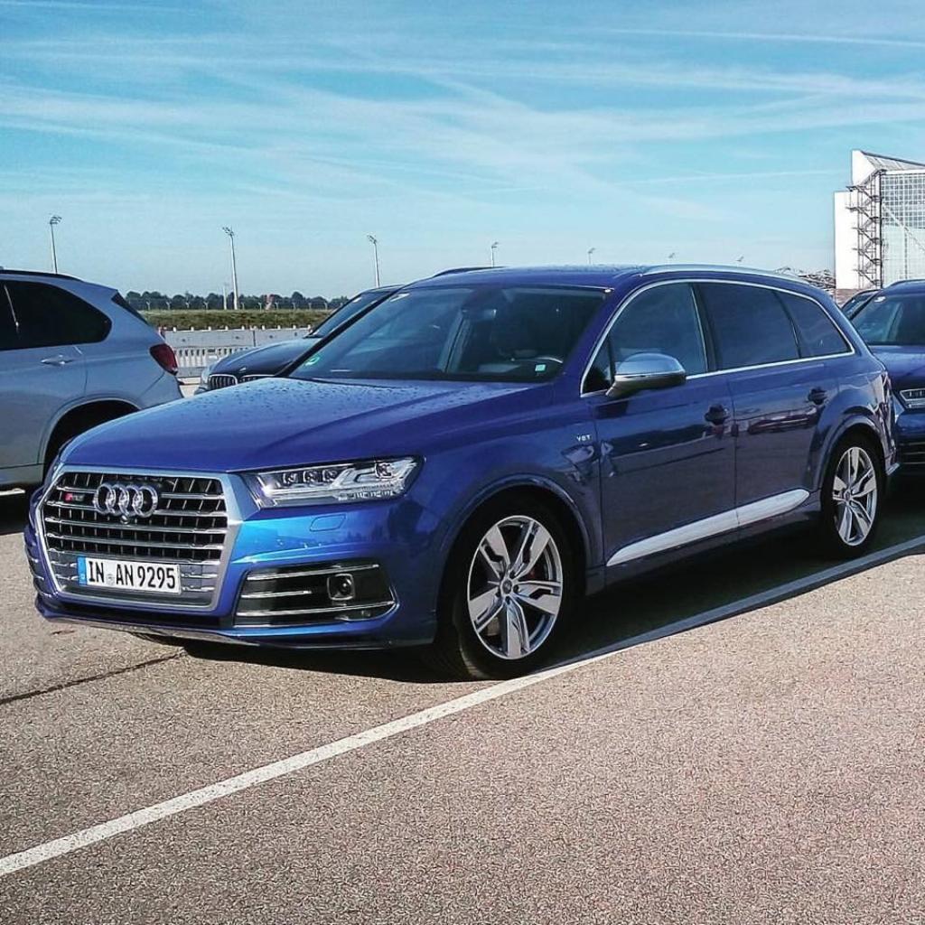 440327AUDISQ70239.jpg