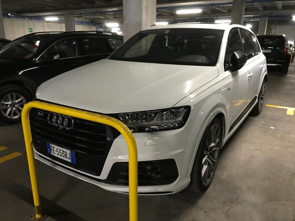 440678AUDISQ70523.jpg