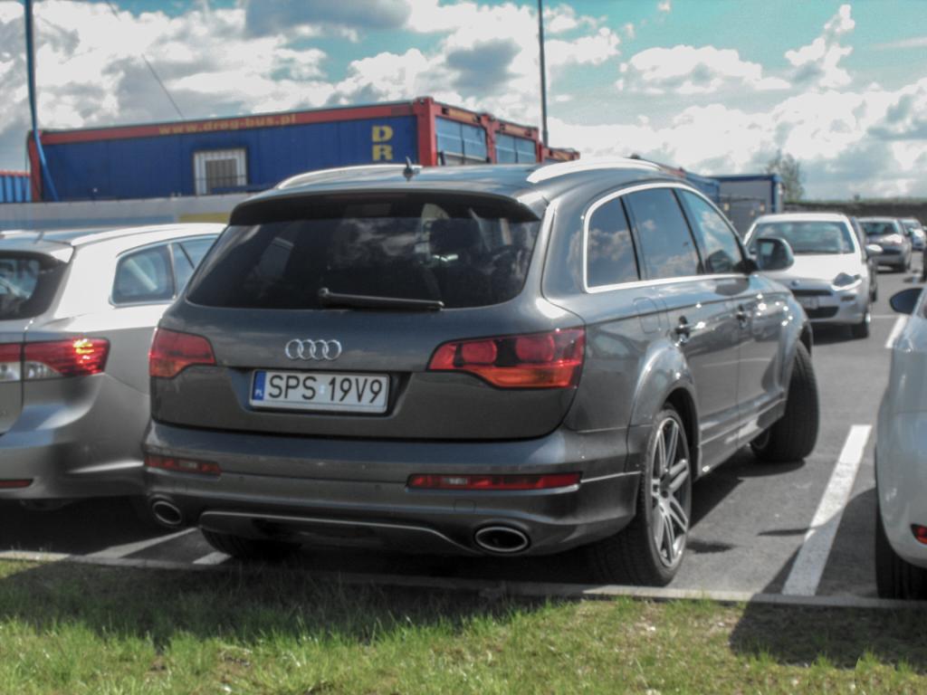 4479702135AUDIQ7V12.jpg