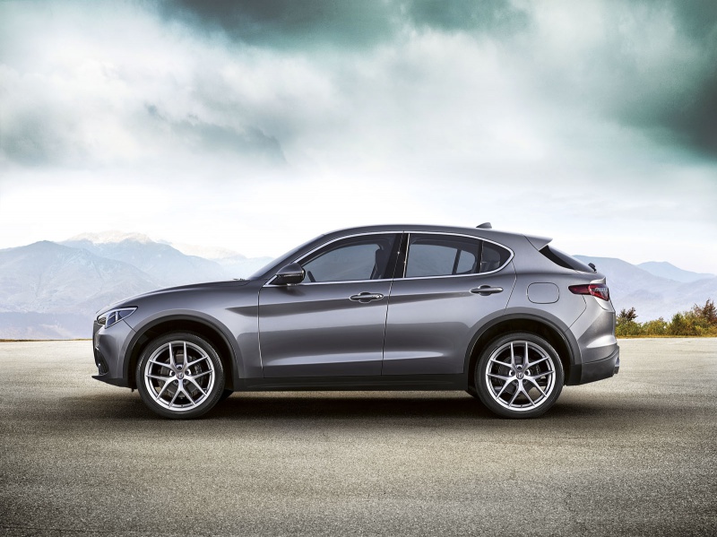 452074170117AlfaRomeoStelvio03copy.jpg