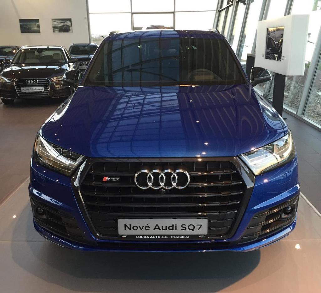 453069AUDISQ70456.jpg
